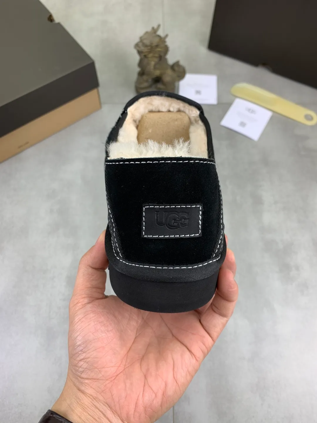 Men's men's shoes 💰P480 New top version UGG 2025 autumn and winter new high-top casual shoes new series Ansley Mules Fashionable and comfortable shallow flat slip-on casual loafers ✨ Classic suede cowhide with 10mm wool lining Insole suede collar Soft and comfortable ❤️ Decorated with UGG classic heat embossed brand logo on the back side Full texture Lightweight rubber sole Anti-slip, wear-resistant and comfortable Color: Black Brown Size: 39-45